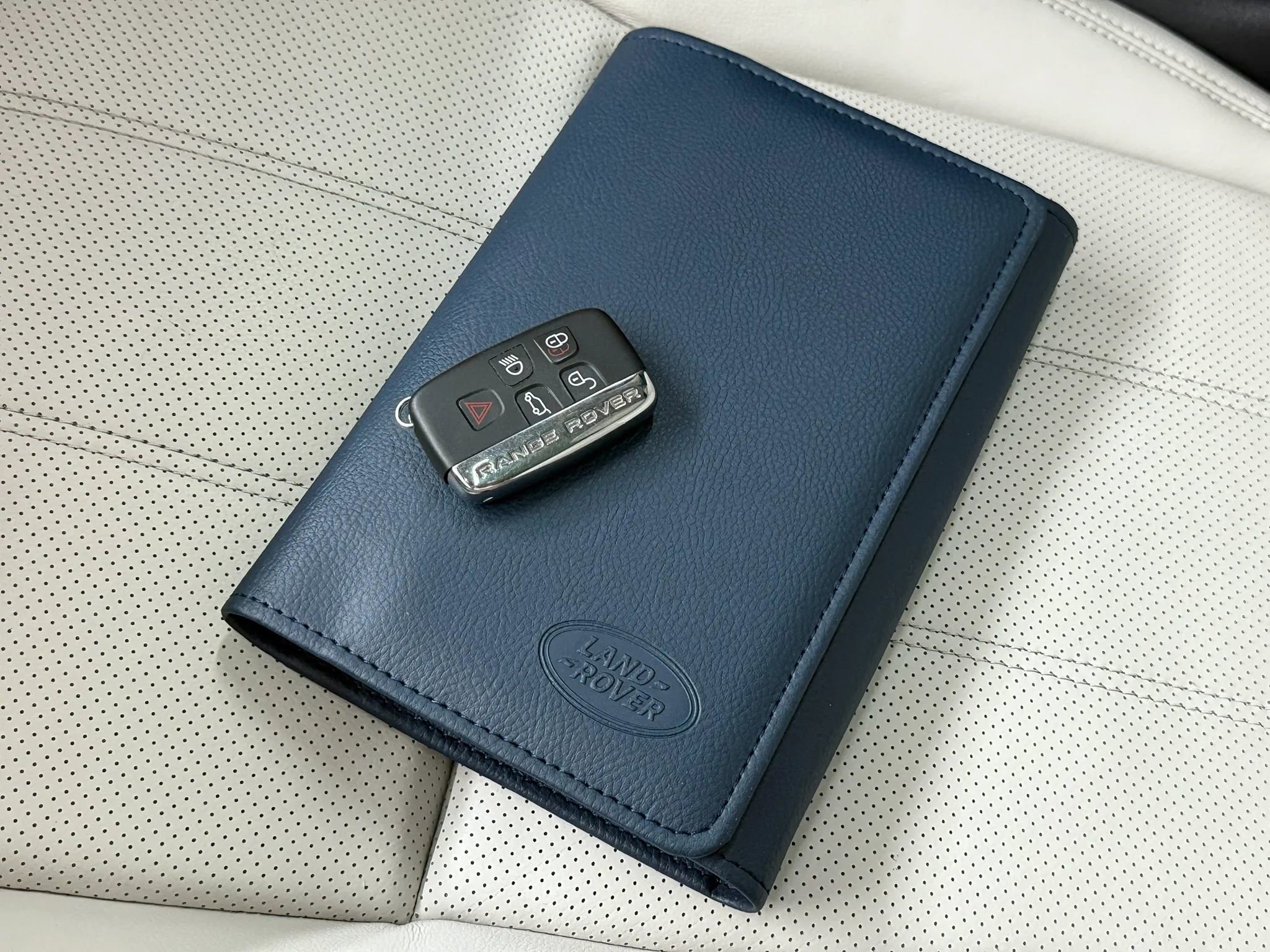 Used 2018 Land Rover Range Rover Velar R-Dynamic SE image 46