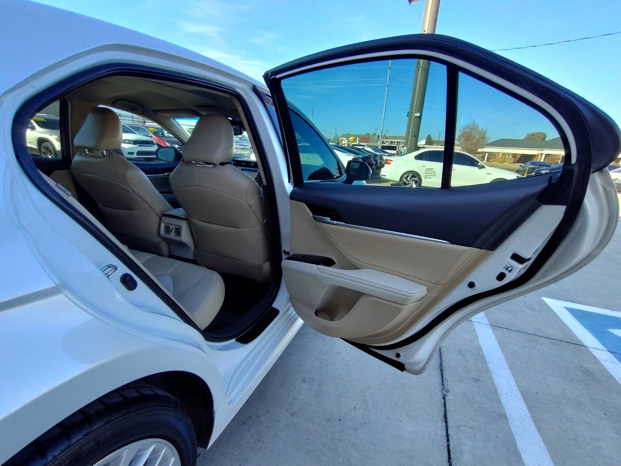 Used 2018 Toyota Camry XLE image 38