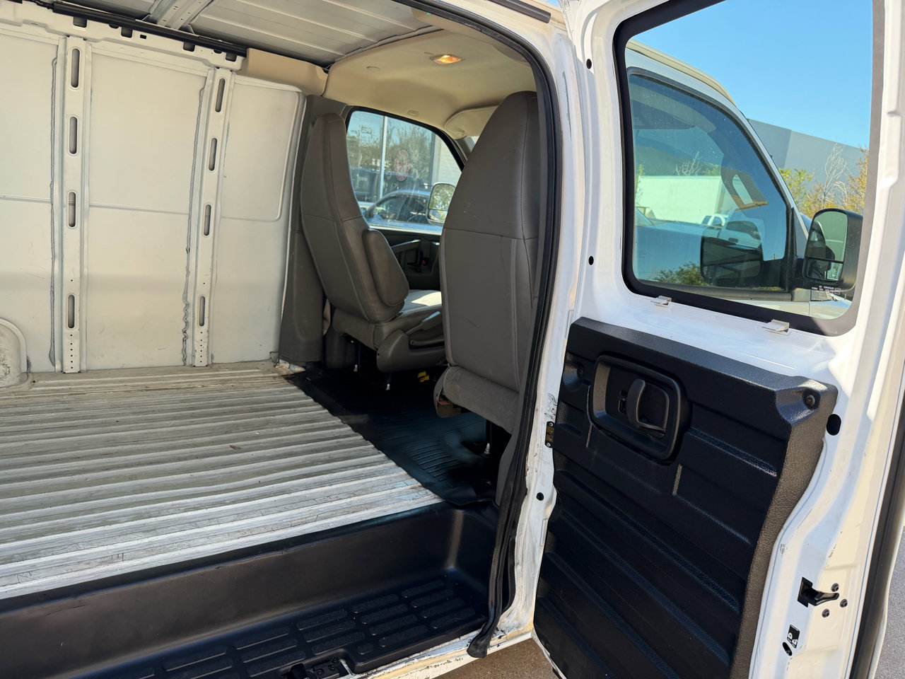 Used 2016 GMC Savana 2500 Extended image 25