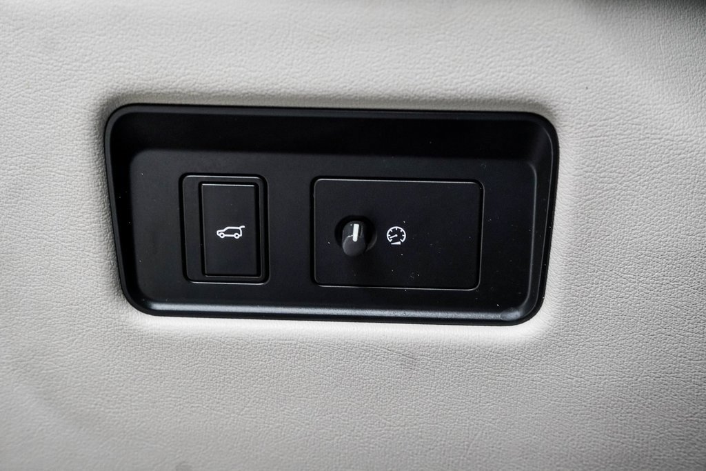 Used 2021 Jaguar F-PACE SVR image 38