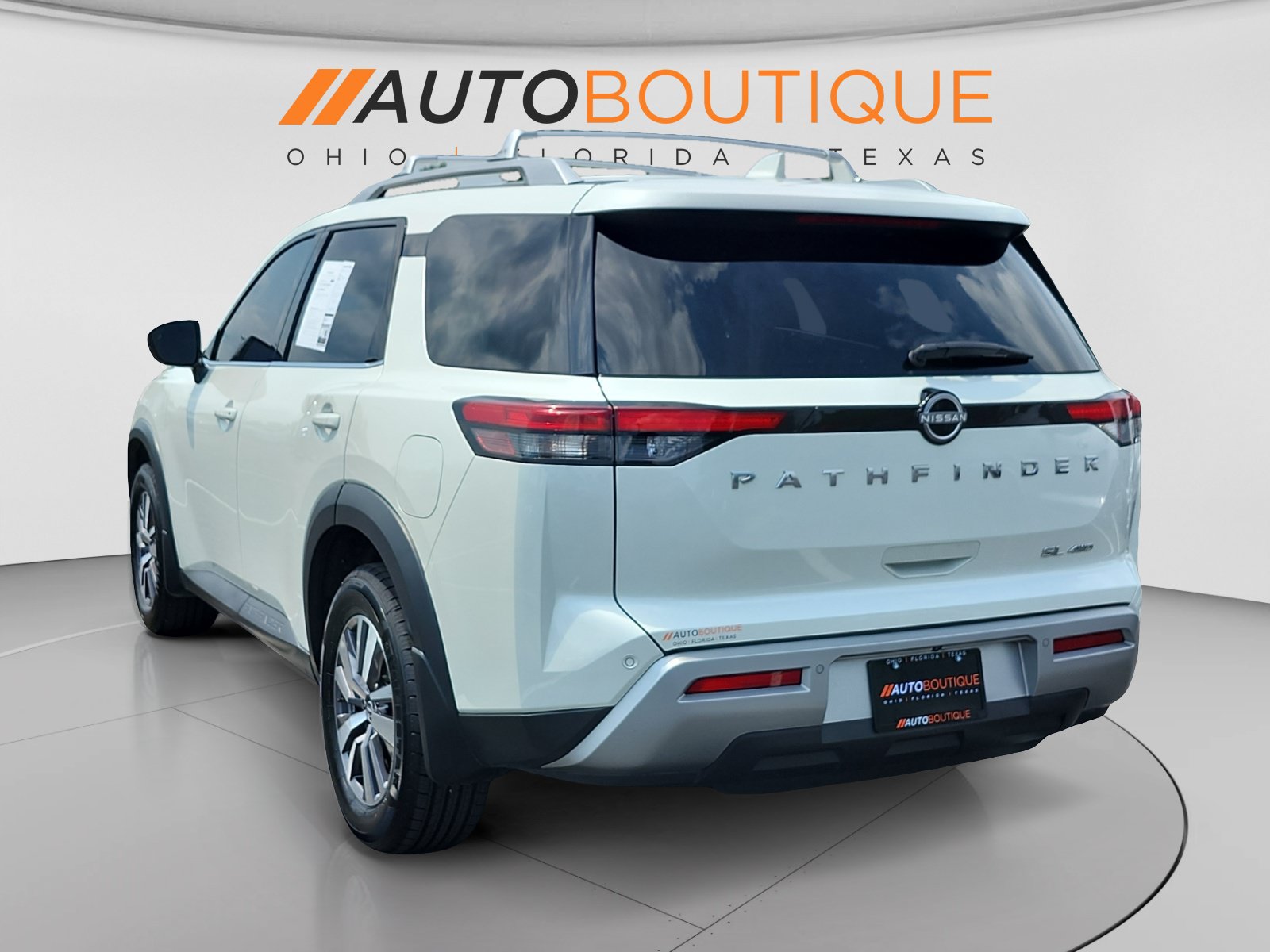 Used 2023 Nissan Pathfinder SL AWD/4WD image 3