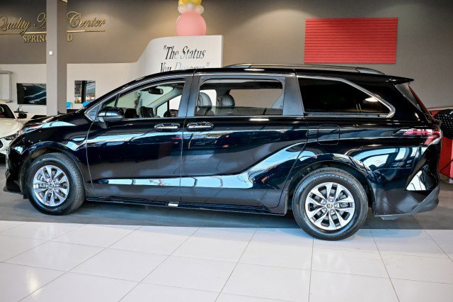 Used 2023 Toyota Sienna XLE FWD image 8