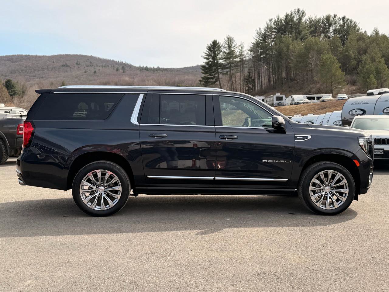 Used 2024 GMC Yukon XL Denali AWD/4WD image 4