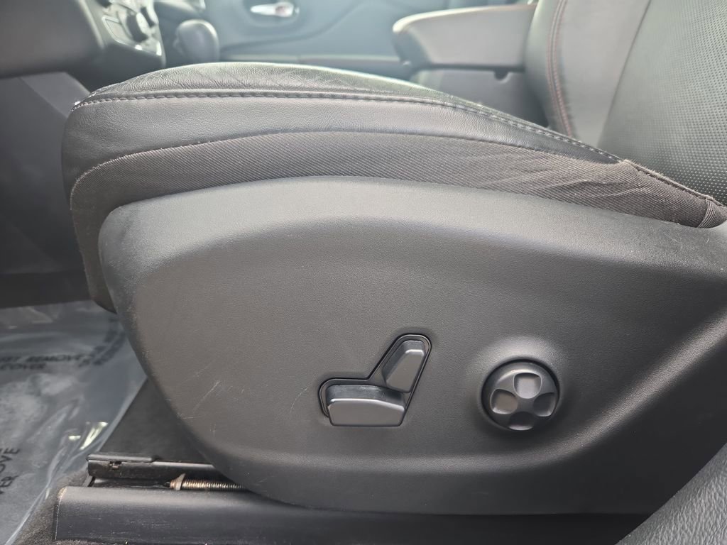 Used 2020 Jeep Cherokee Trailhawk image 32