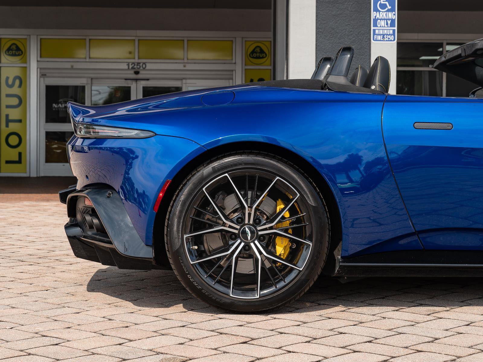Used 2021 Aston Martin V8 Vantage Roadster image 49
