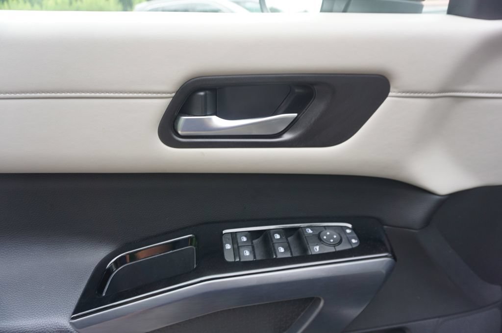 Used 2023 Nissan Pathfinder SL w/ SL Premium Package FWD image 4