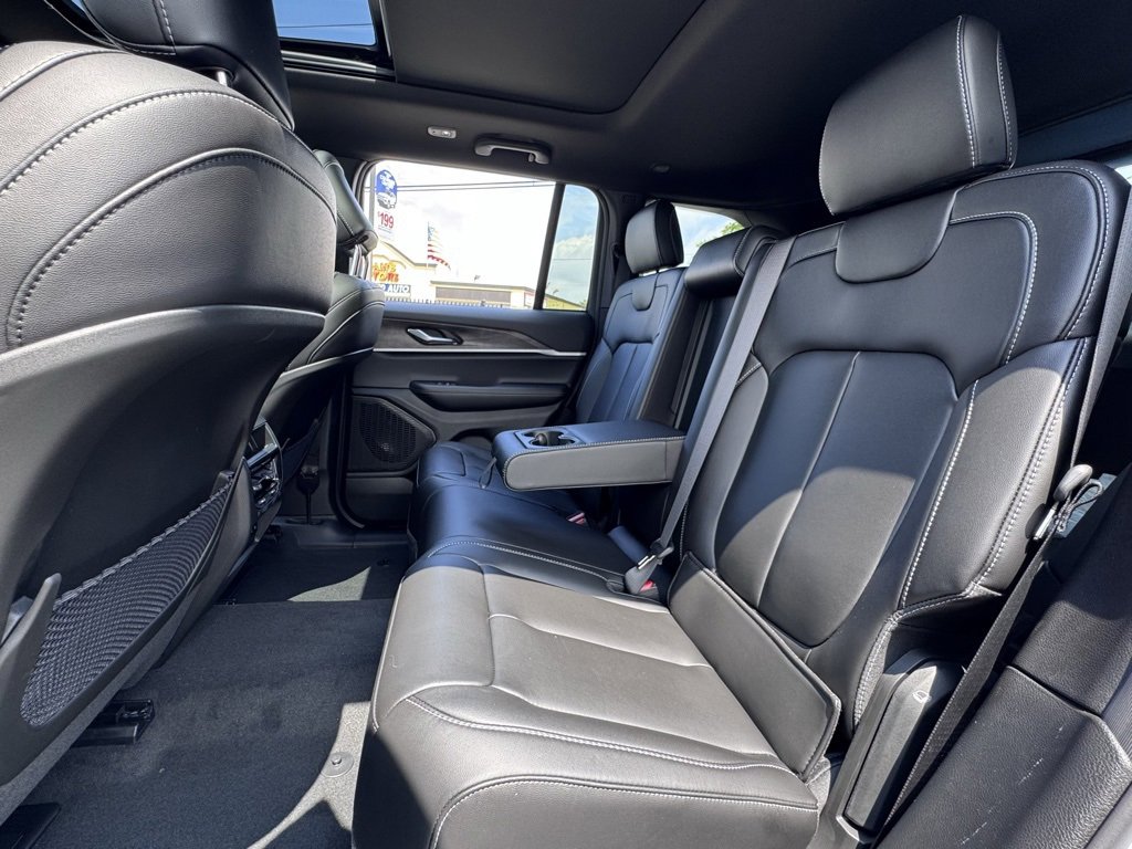 New 2025 Jeep Grand Cherokee Limited w/ Black Appearance Package image 15