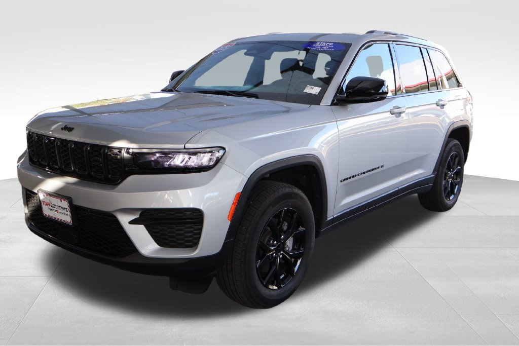 Used 2025 Jeep Grand Cherokee Altitude AWD/4WD image 8