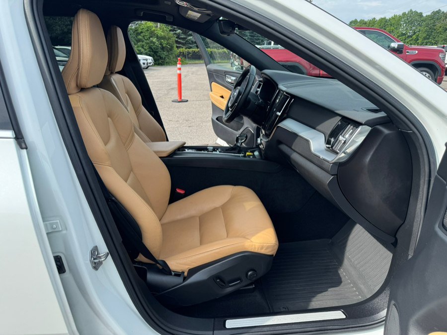 Used 2019 Volvo XC60 T6 Momentum w/ Multimedia Package AWD/4WD image 24