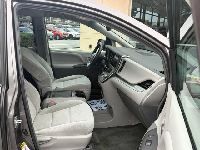 Used 2017 Toyota Sienna LE FWD image 28