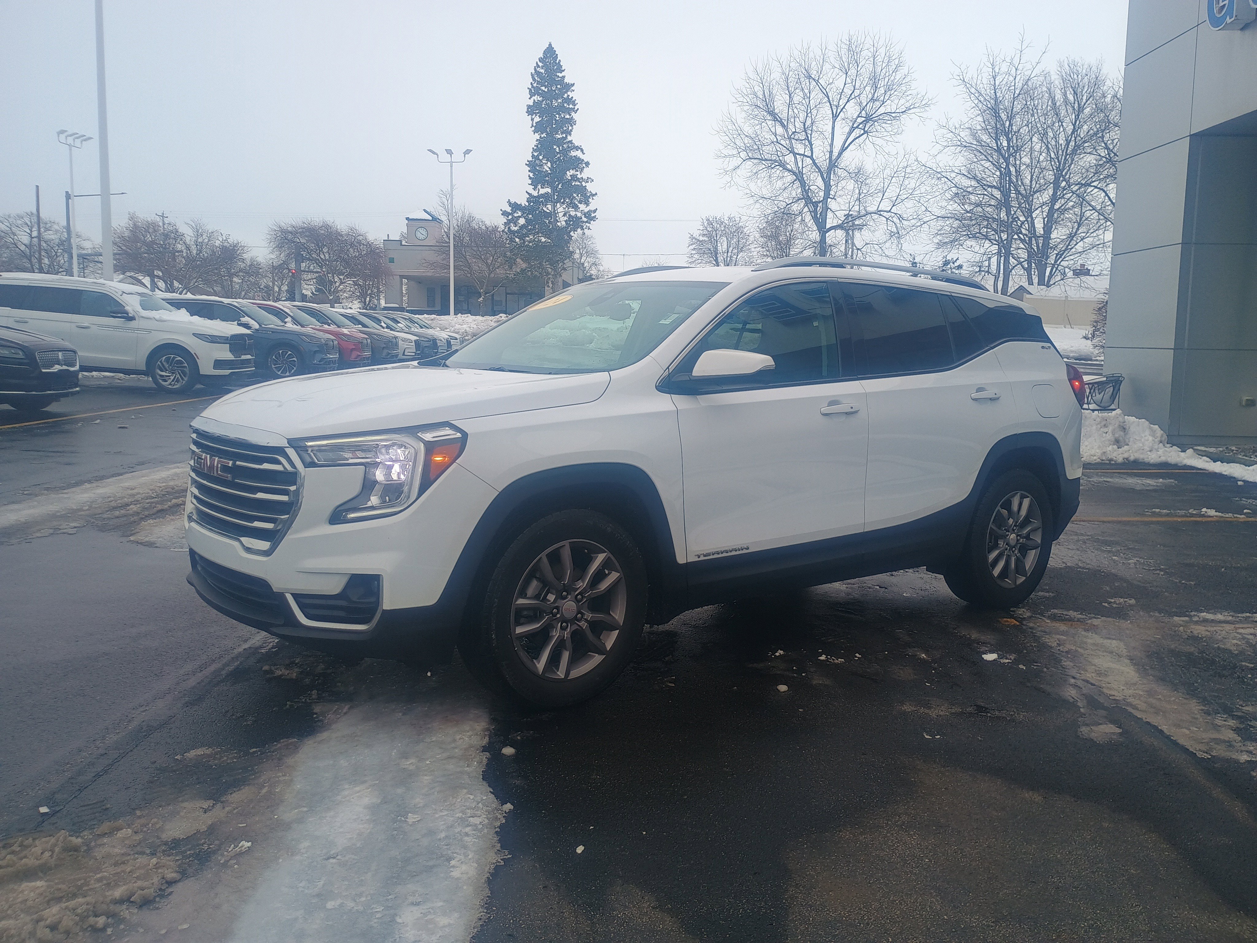 Used 2024 GMC Terrain SLT image 3