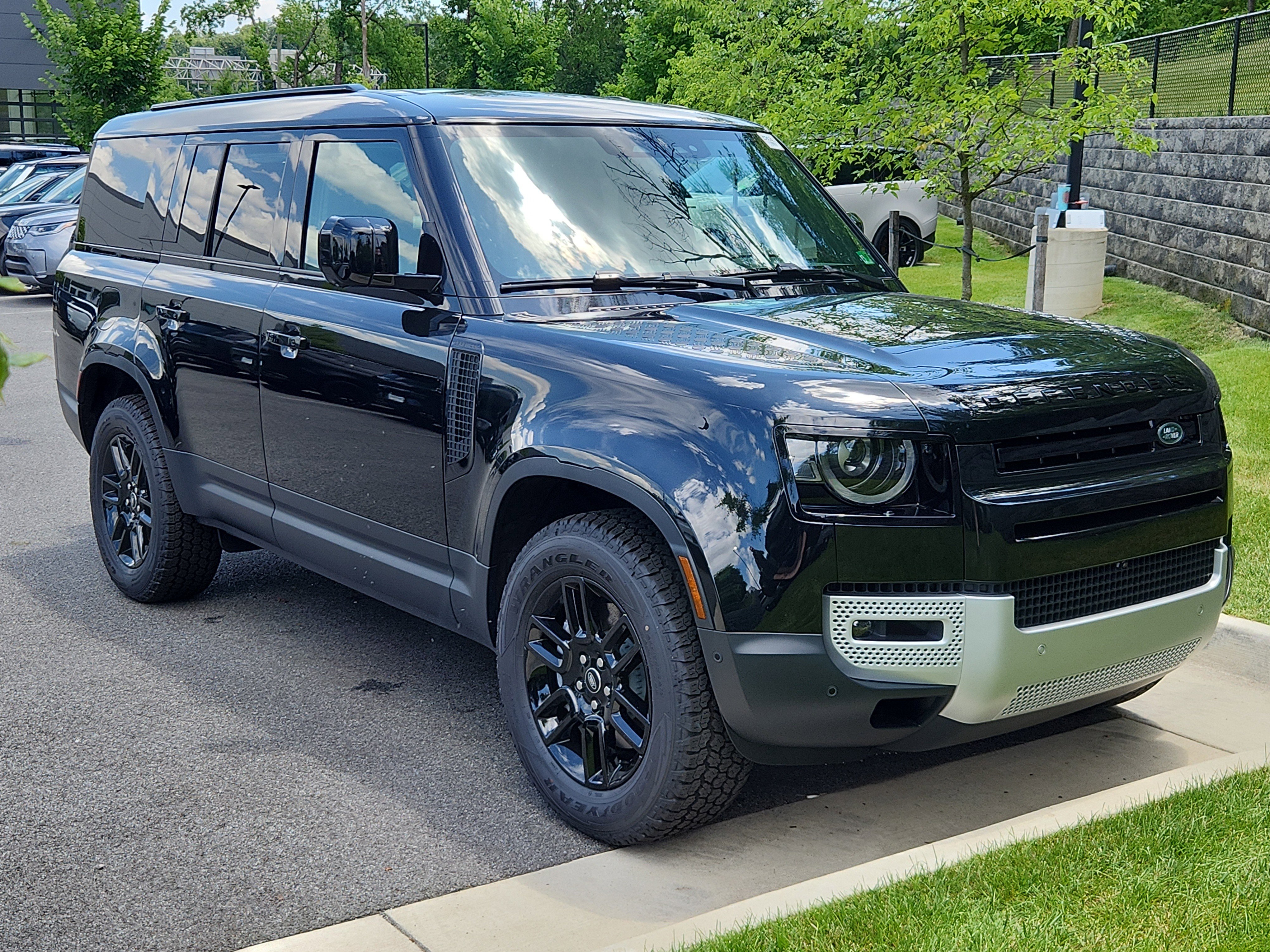 Used 2025 Land Rover Defender 130 S image 10