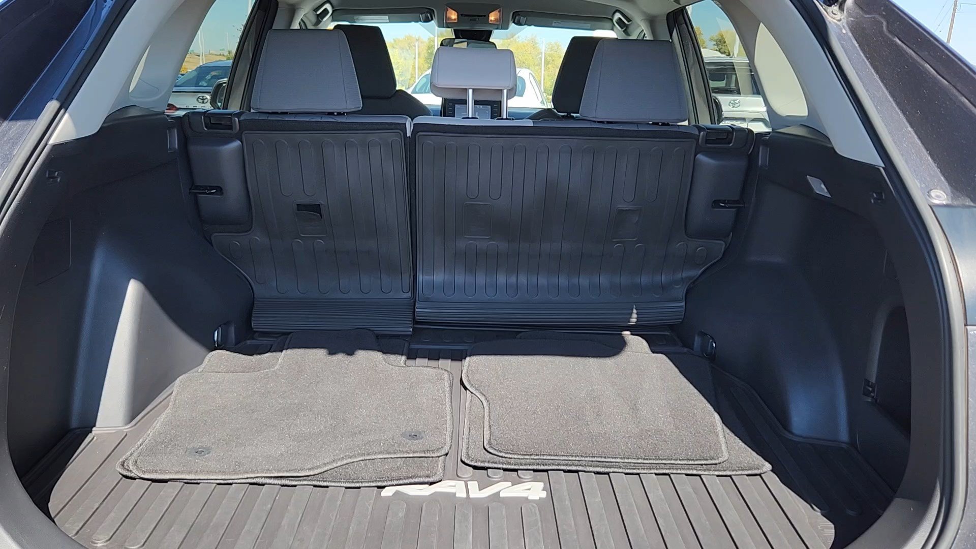 Used 2021 Toyota RAV4 XLE AWD/4WD image 18