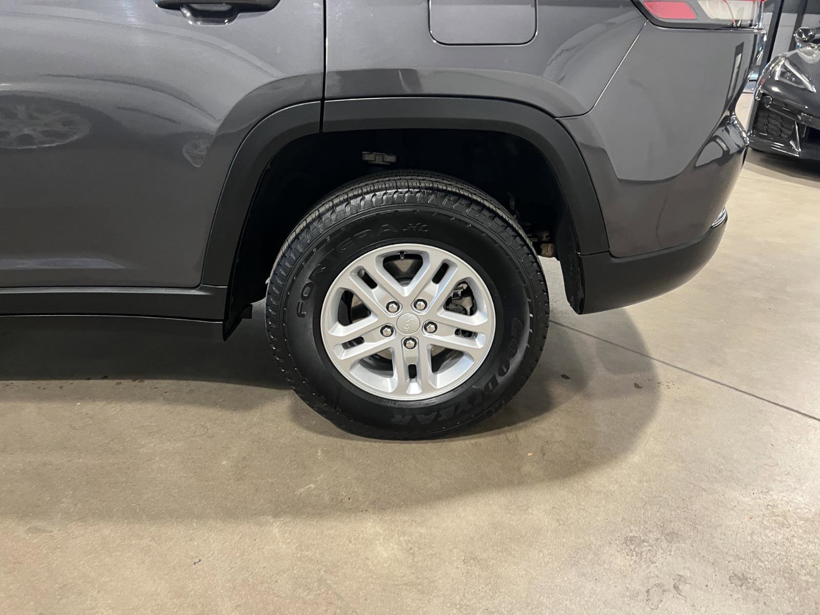 Used 2023 Jeep Grand Cherokee Laredo image 39