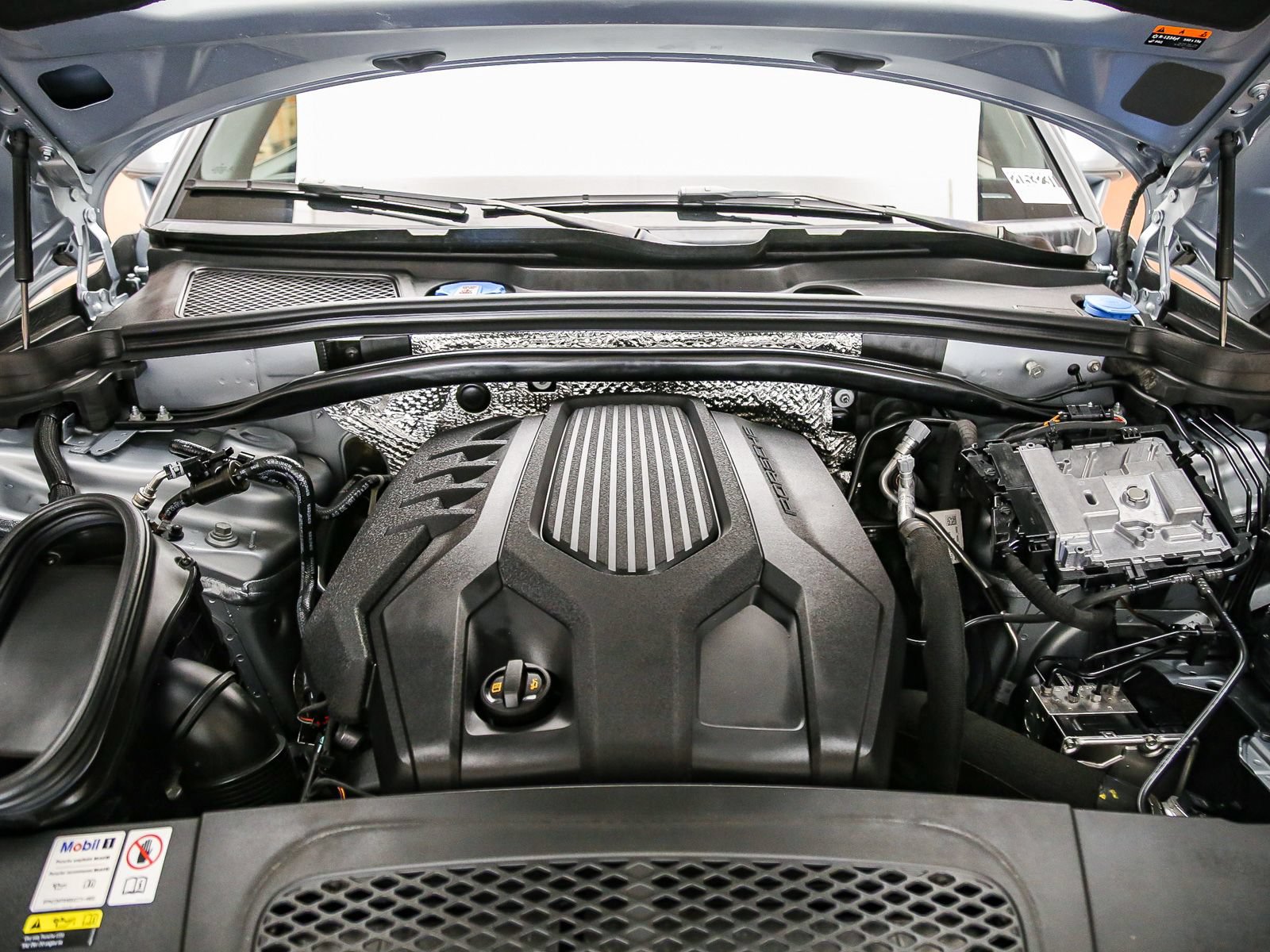 Certified 2022 Porsche Macan AWD/4WD image 32
