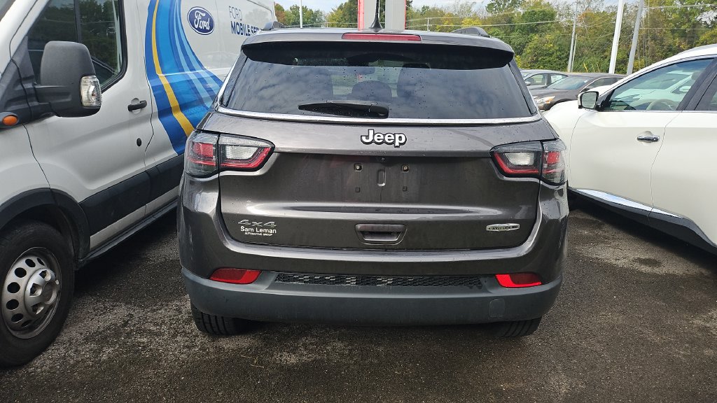 Used 2022 Jeep Compass Latitude w/ Sun and Sound Group AWD/4WD image 3