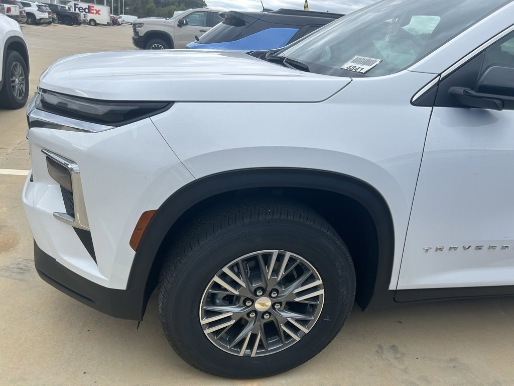 Used 2025 Chevrolet Traverse LT image 2