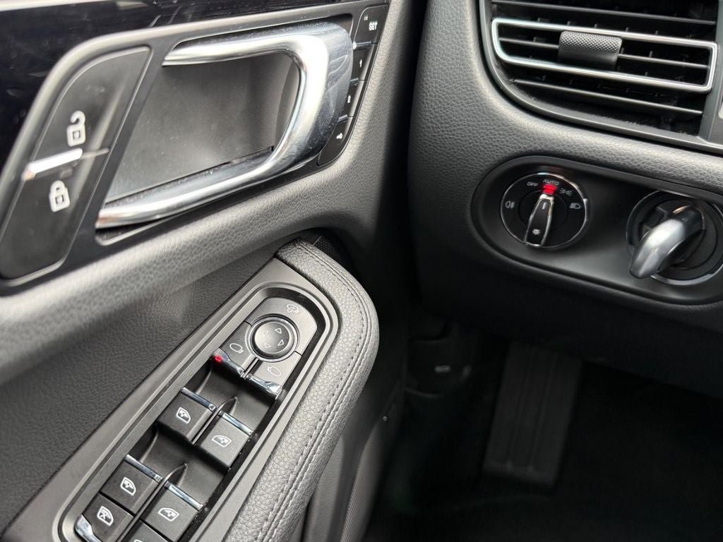 Used 2025 Porsche Macan AWD/4WD image 43