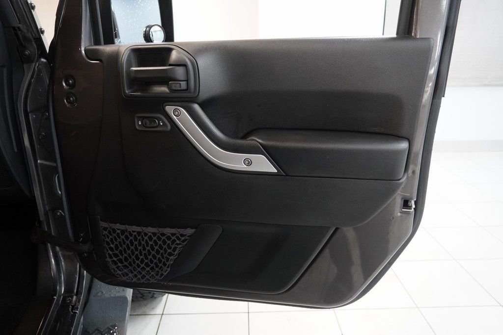 Used 2016 Jeep Wrangler Unlimited Sahara w/ Connectivity Group image 30