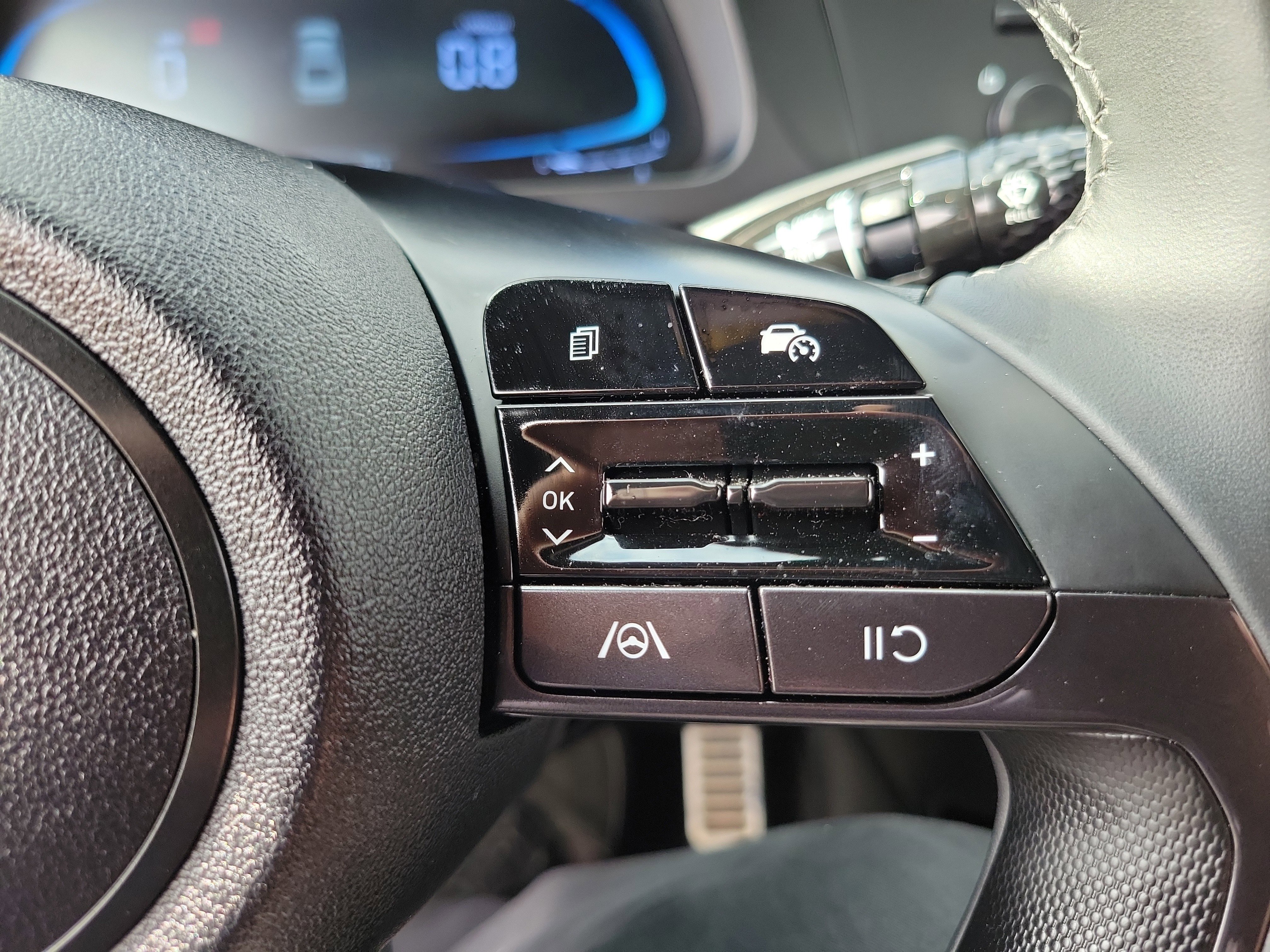 Certified 2025 Hyundai Elantra Sport w/ Cargo Package image 8