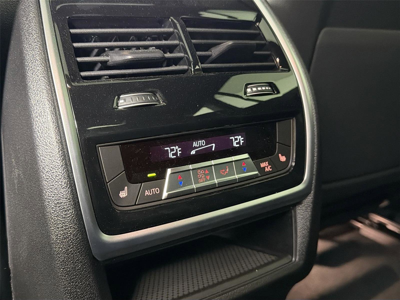 New 2026 BMW X6 xDrive40i w/ Climate Comfort Package image 25