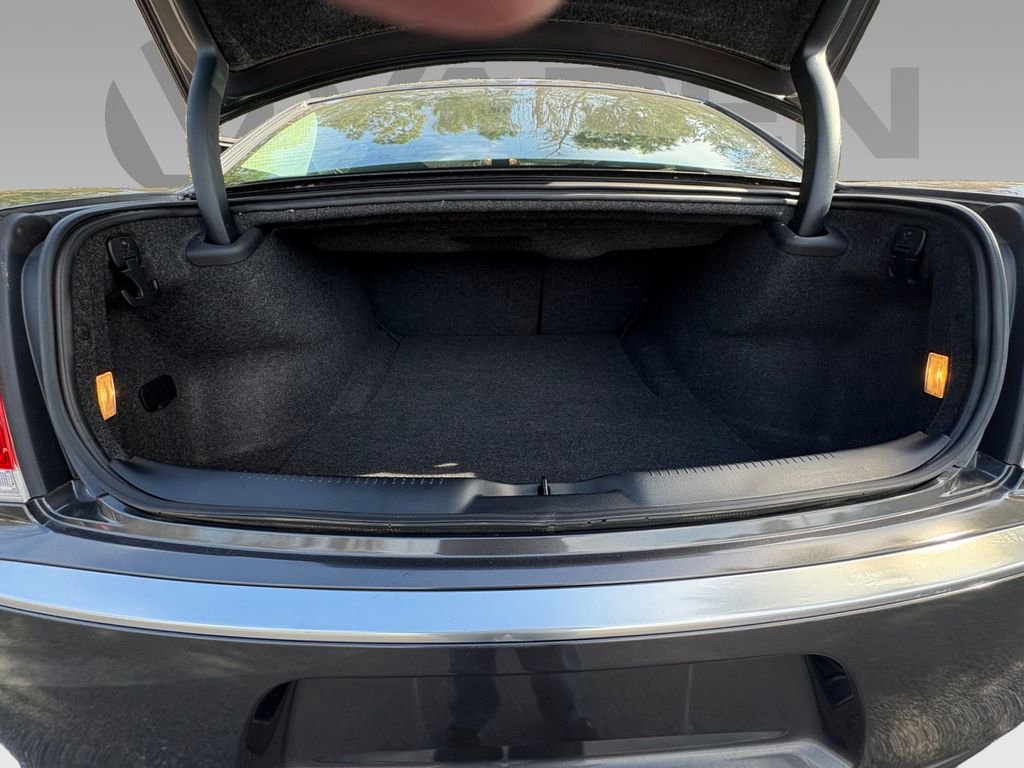 Used 2019 Chrysler 300 Touring w/ Chrome Appearance Package image 24