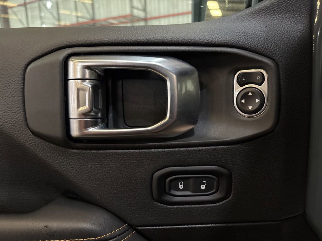 Used 2025 Jeep Wrangler Unlimited Sahara image 18