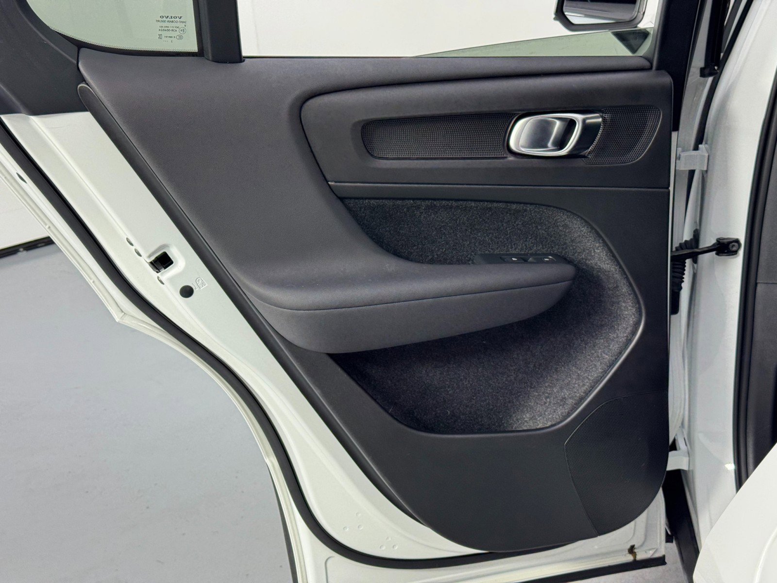 Used 2023 Volvo C40 P8 Recharge Ultimate w/ Protection Package Premier image 40