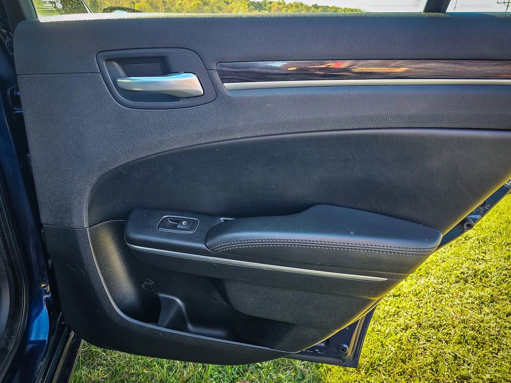 Used 2016 Chrysler 300 Limited image 34
