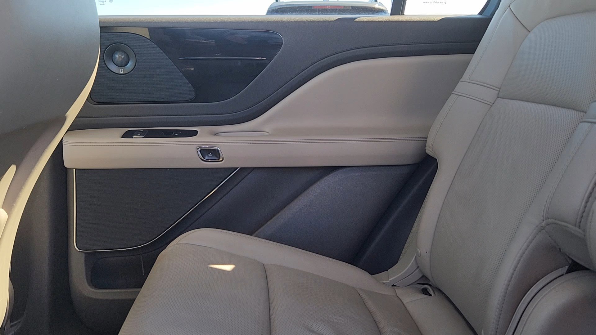 Used 2023 Lincoln Aviator Reserve w/ Equipment Group 201A image 16