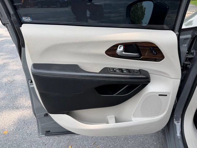 Used 2022 Chrysler Pacifica Limited w/ Uconnect Theater Family Group AWD/4WD image 12