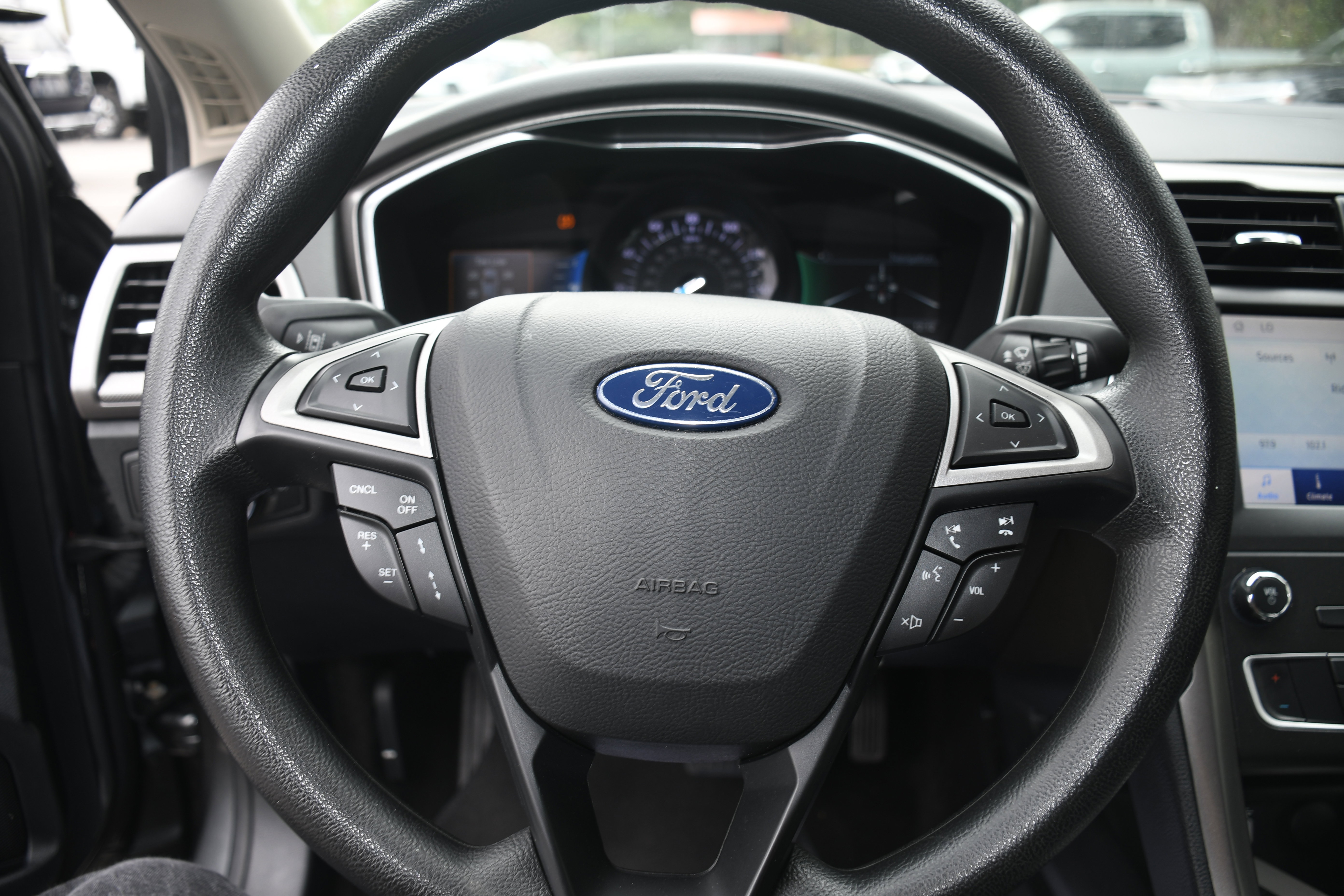 Used 2020 Ford Fusion SE image 12