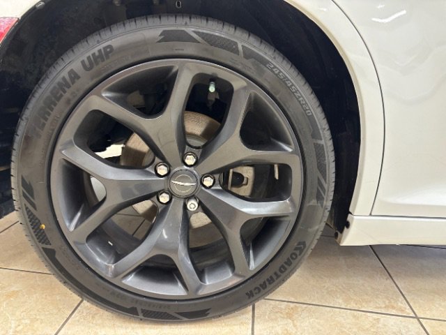 Used 2021 Chrysler 300 Touring w/ Sport Appearance Package RWD image 17