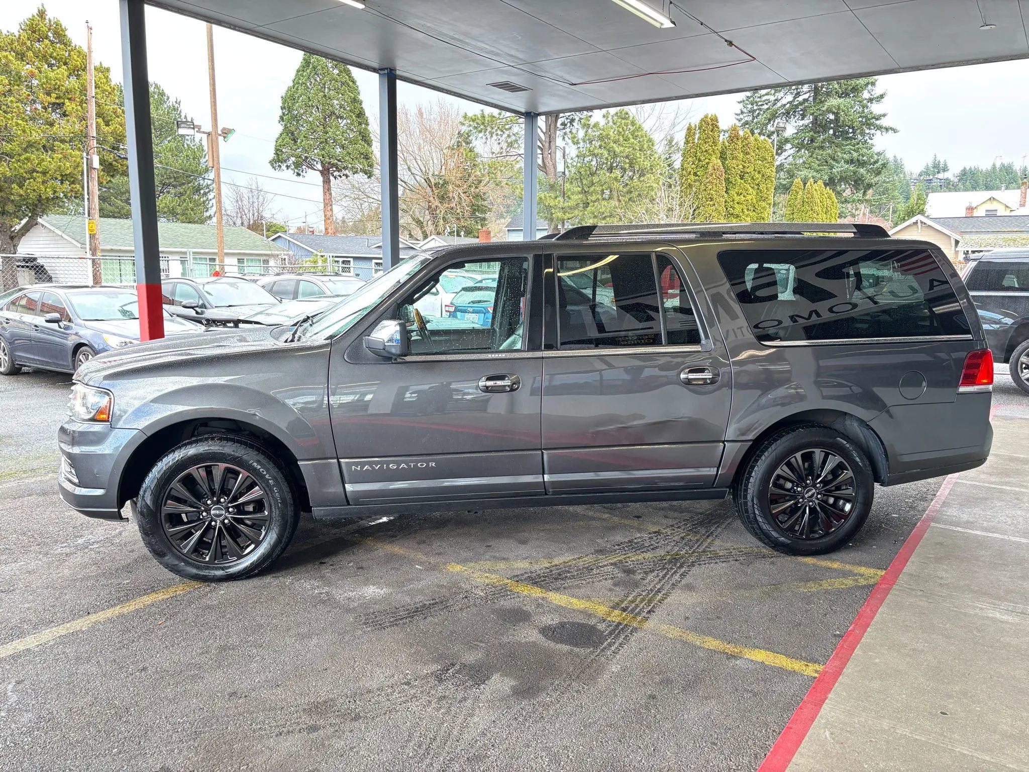 Used 2016 Lincoln Navigator L Select image 4