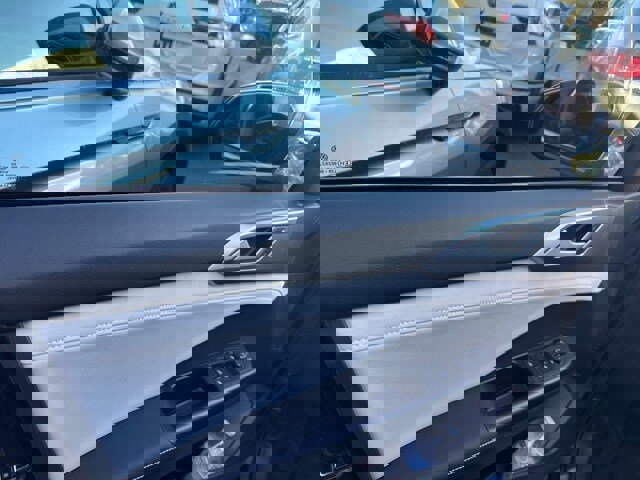 Used 2025 Volkswagen Taos SE image 16