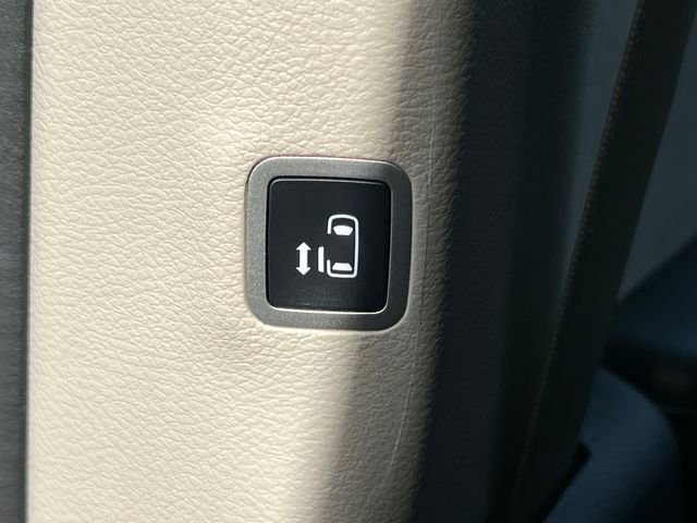 Used 2023 Chrysler Pacifica Touring-L FWD image 35