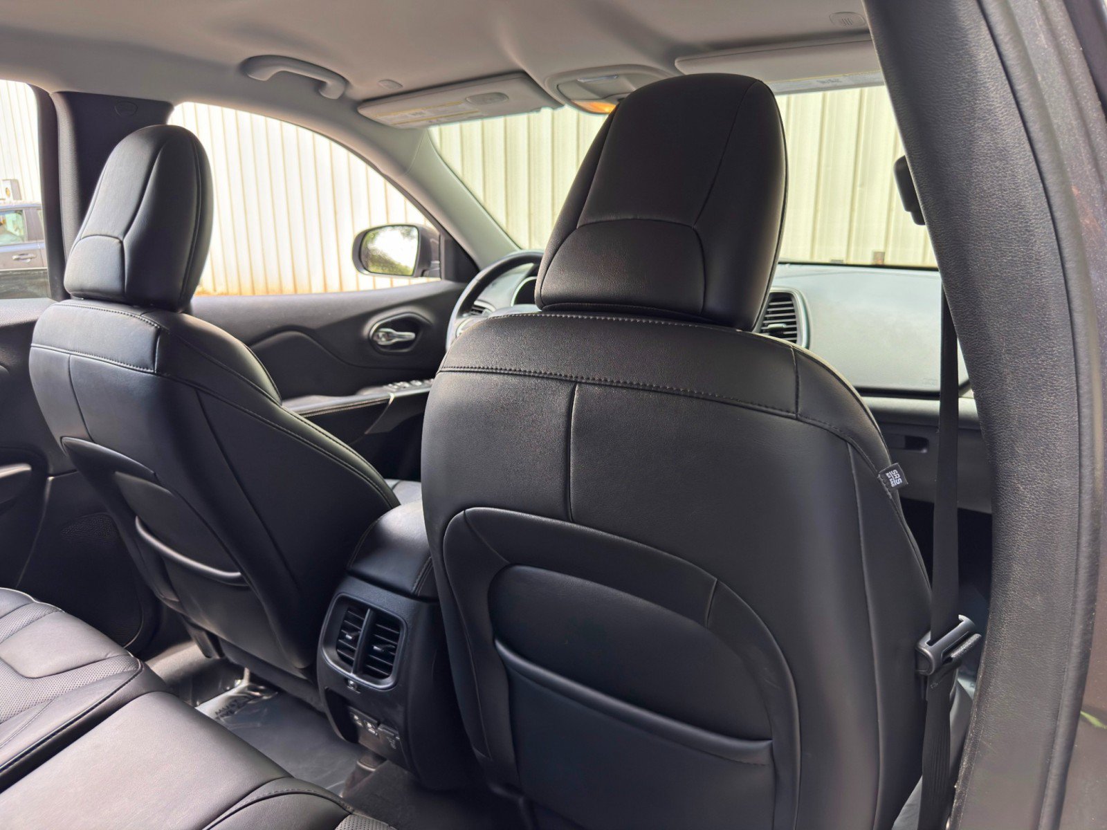 Used 2021 Jeep Cherokee Latitude Lux w/ Comfort/Convenience Group AWD/4WD image 33