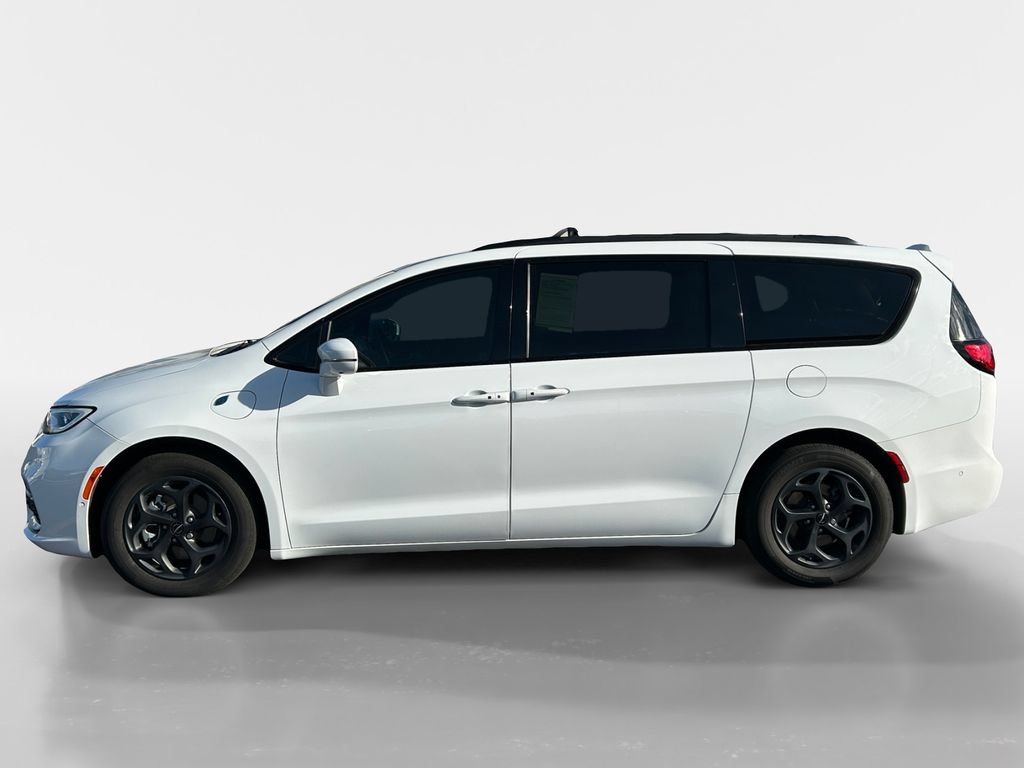 Used 2022 Chrysler Pacifica Touring-L w/ Uconnect Theater Family Group FWD video 2