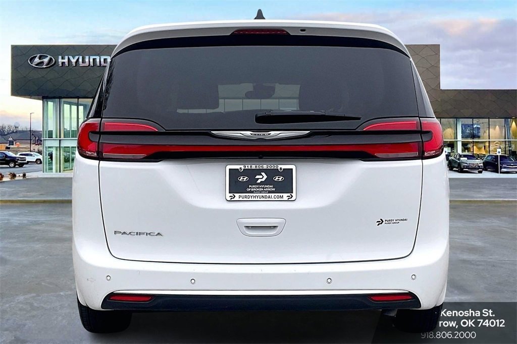 Used 2024 Chrysler Pacifica Touring-L image 4