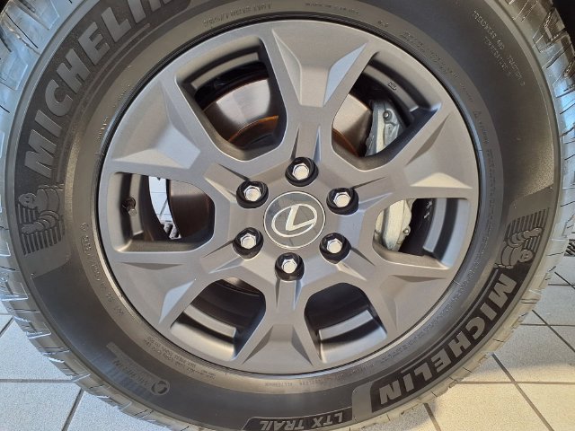 Used 2024 Lexus GX 550 AWD/4WD image 5