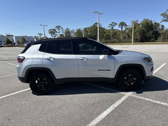 Used 2024 Jeep Compass Latitude w/ Altitude Special Edition image 2
