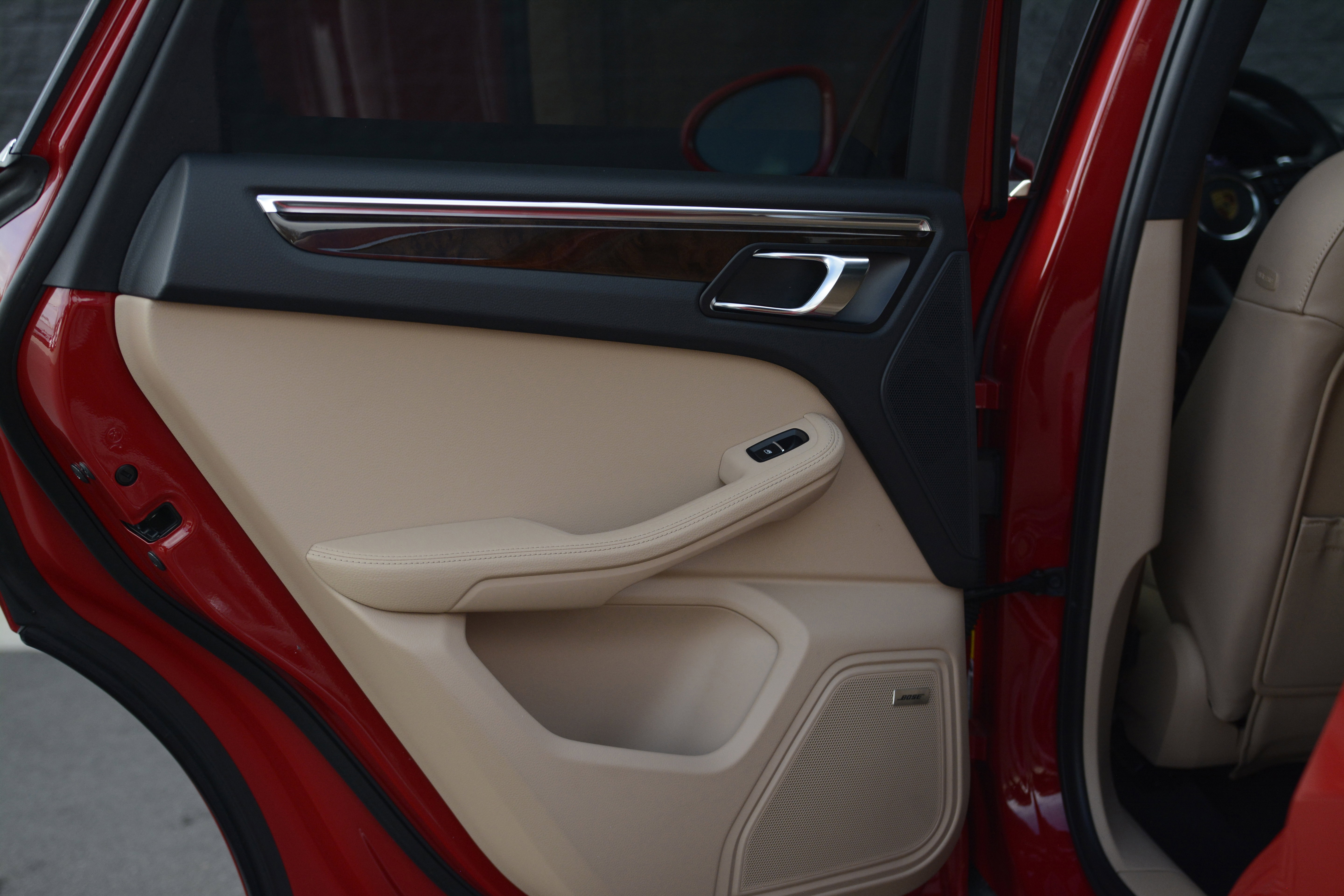 Certified 2025 Porsche Macan image 30