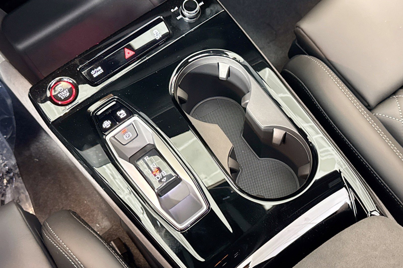 New 2025 Audi SQ6 e-tron Prestige AWD/4WD image 14