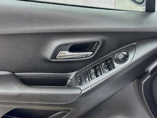 Used 2018 Chevrolet Trax LS FWD image 18