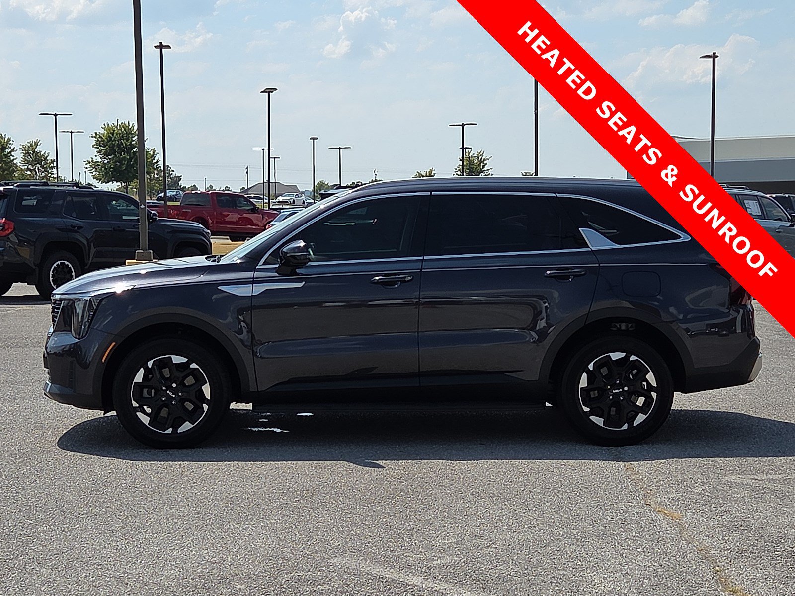 Used 2025 Kia Sorento S w/ Panoramic Sunroof Package AWD/4WD image 3