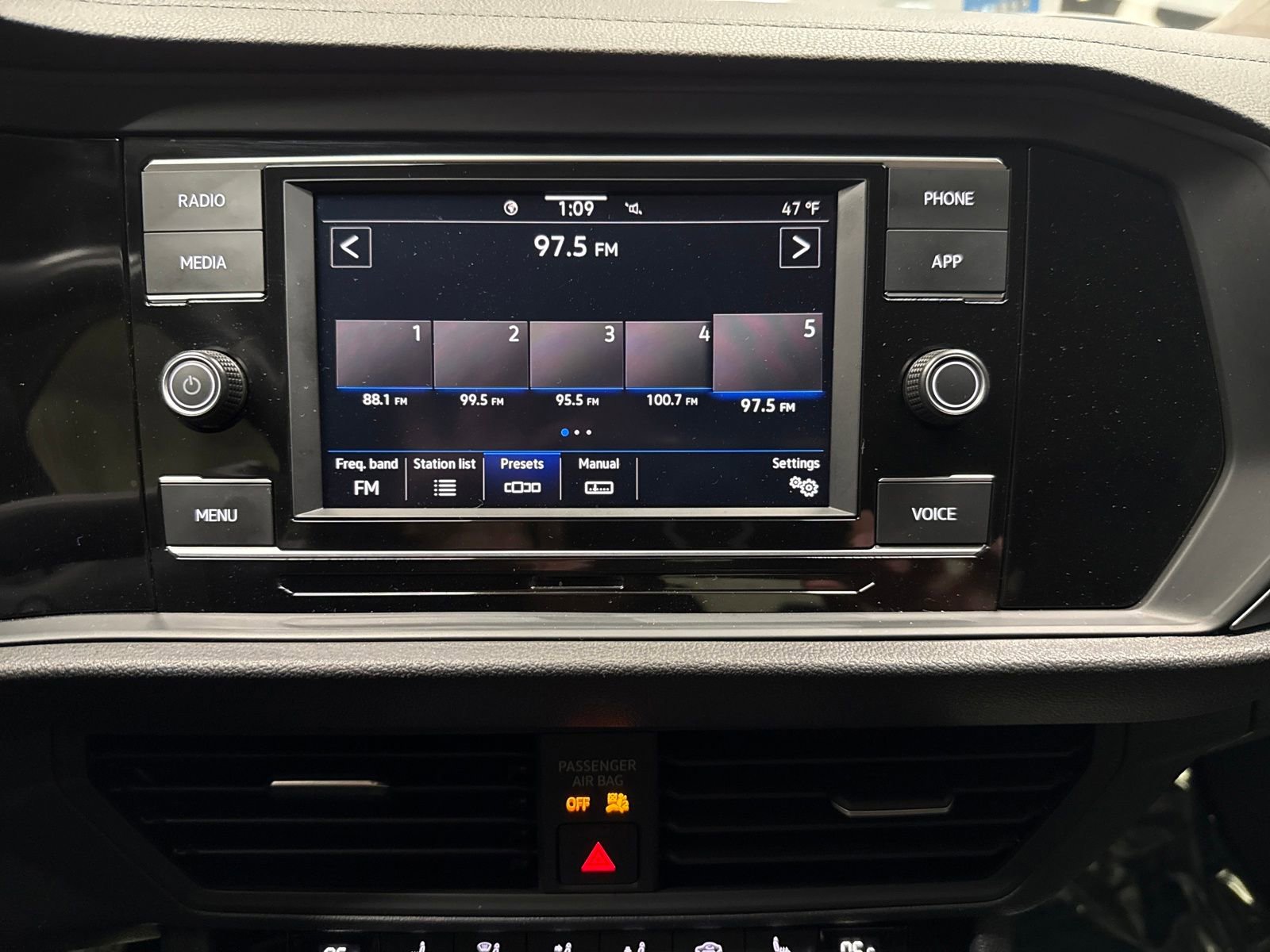 Used 2023 Volkswagen Jetta SE image 19