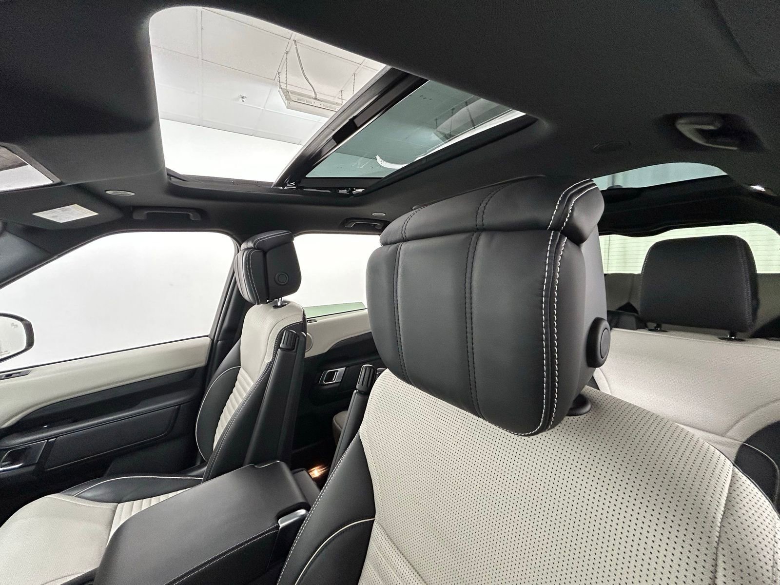 Used 2023 Land Rover Discovery HSE R-Dynamic image 29