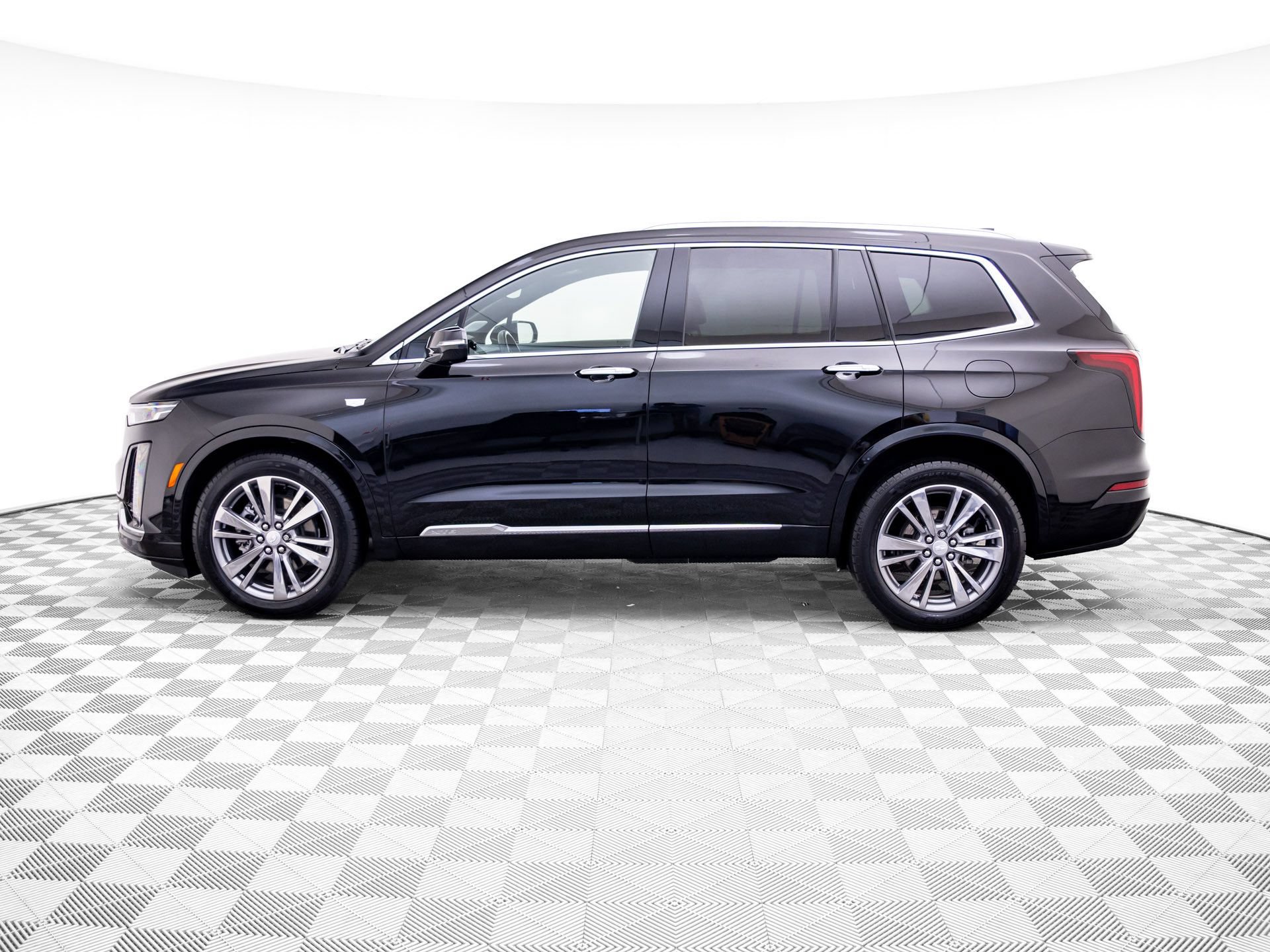 Certified 2025 Cadillac XT6 Premium Luxury w/ Platinum Package AWD/4WD image 2