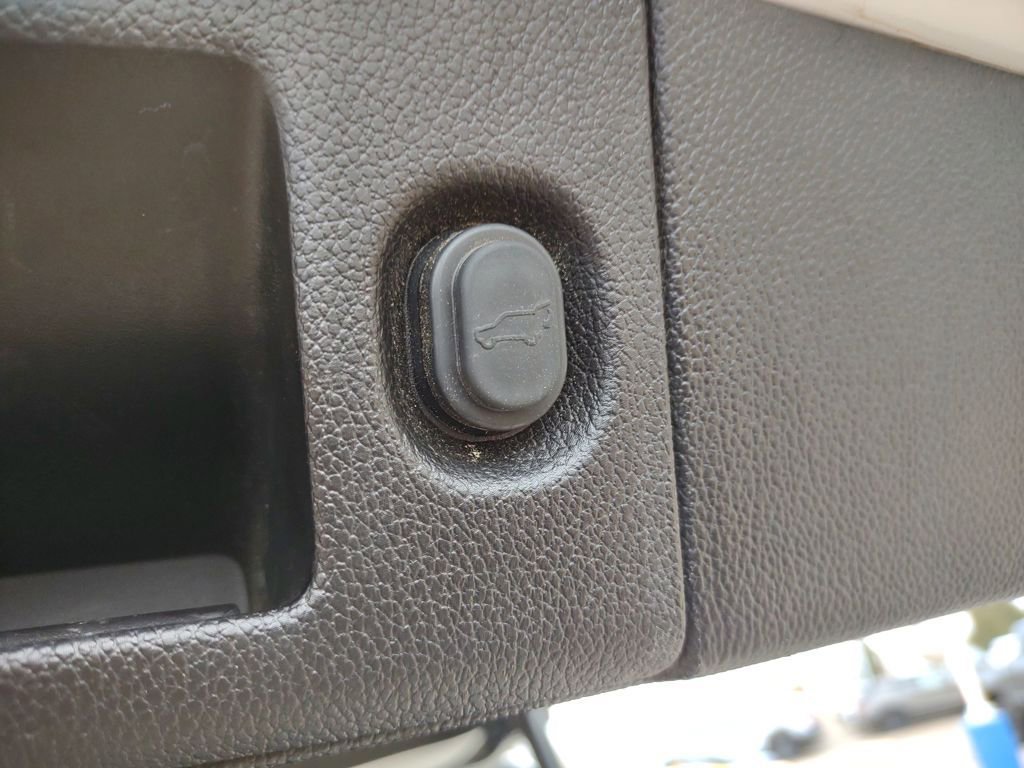 Used 2017 Chevrolet Suburban LT image 53