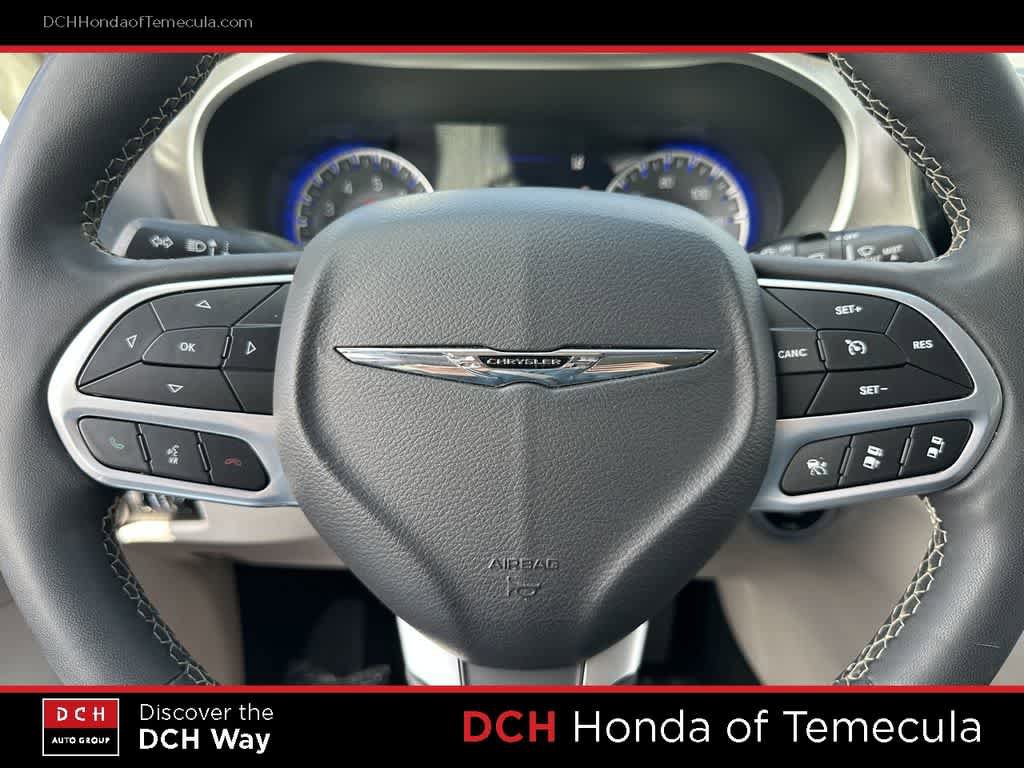 Used 2023 Chrysler Pacifica Touring-L FWD image 9